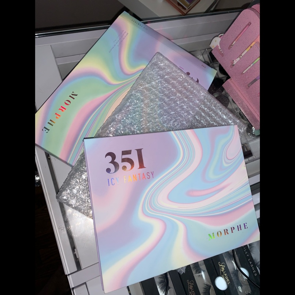 Icy fantasy eyes shadow palette MORPHE